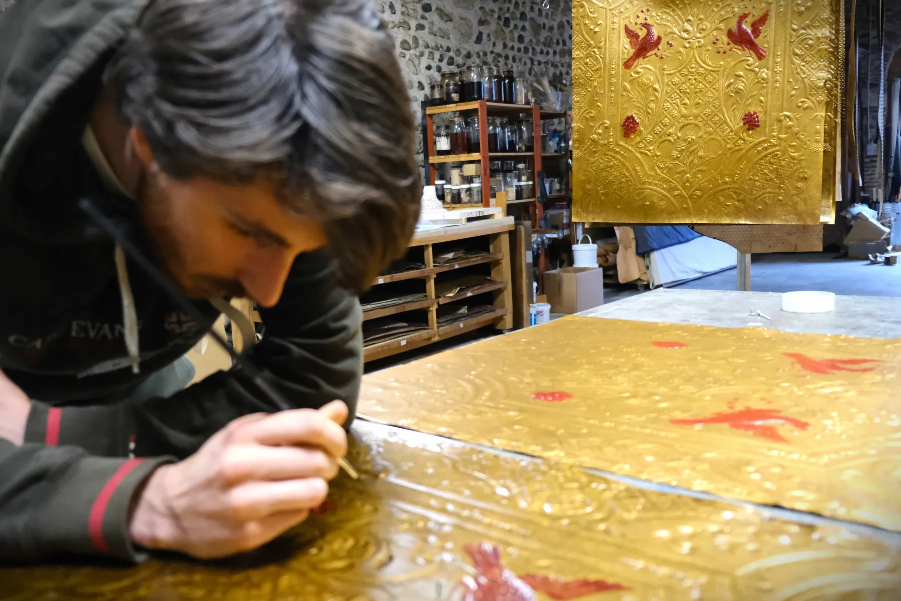 Fantin peignant du cuir doré